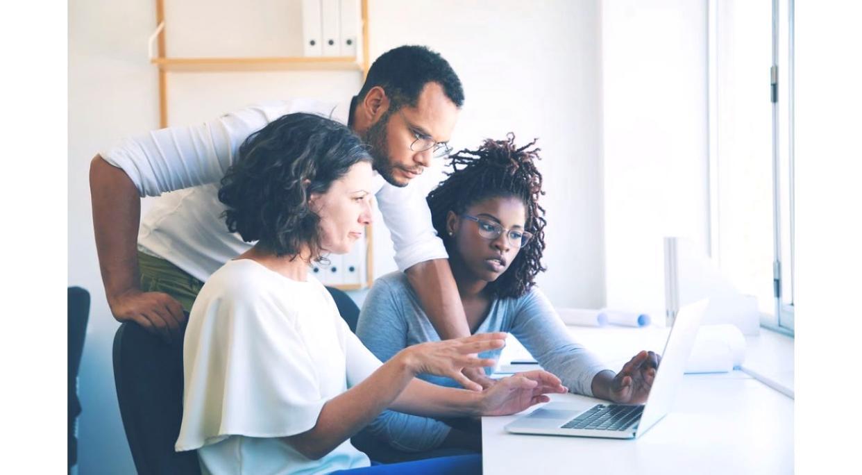 Internationale Studierende beim gemeinsamen Lernen